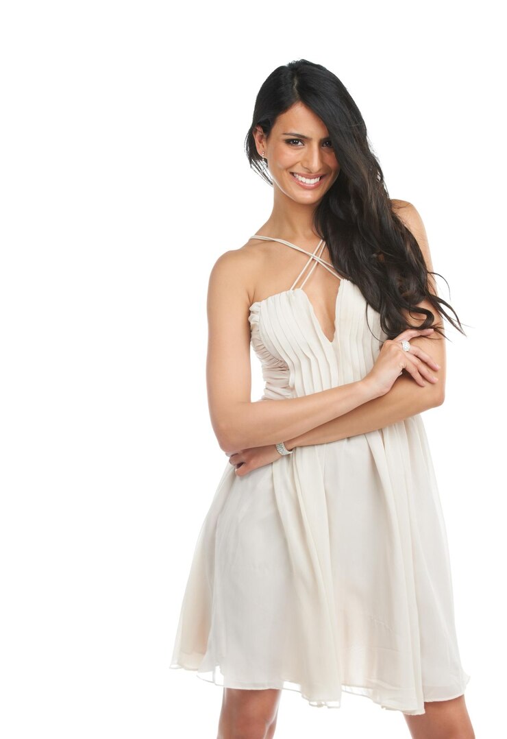 Foto retrato de moda e mulher feliz com os braços cruzados em vestido em estúdio isolado em um modelo de fundo branco sorriso modelo confiante e pessoa em roupas formais elegante ou estilo para festa no brasil