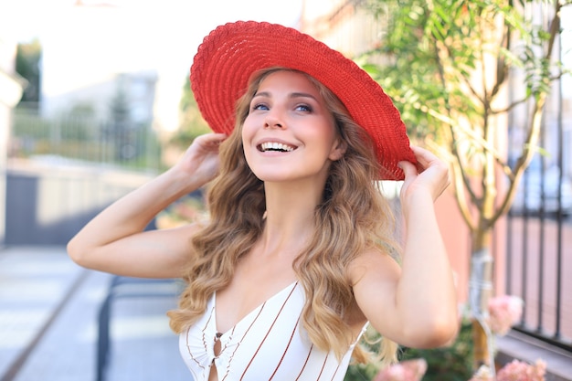 Retrato de moda estilo de vida mulher bonita posando no verão da cidade, moda de rua.