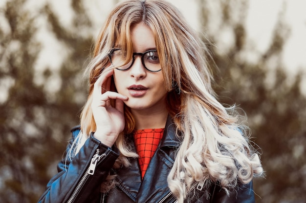 Retrato de moda hipster de uma jovem loira linda posando ao ar livre no verão