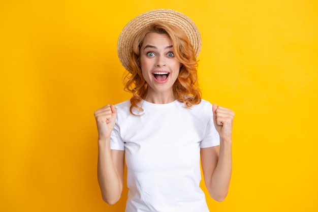 Retrato de moda mulher bonita com chapéu de palha de verão sobre fundo amarelo