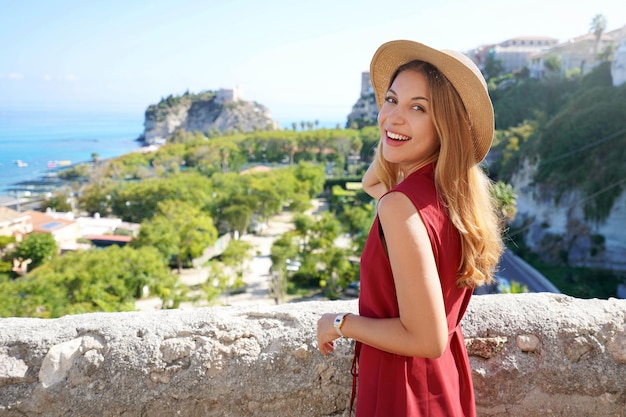 Retrato de modelo de moda atraente se vira para a câmera na vila de Tropea, Calábria, Itália