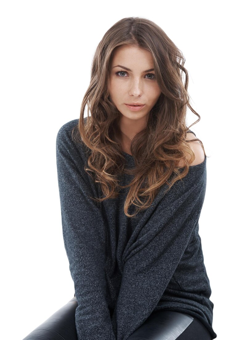 Foto retrato de modelo de moda ou mulher com confiança em estúdio ou roupa de moda para estilo criativo em fundo branco pessoa feminina e menina sentadas com suéter, camisola ou roupas frias no inverno