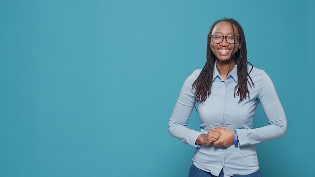 Retrato de modelo feminino mostrando sorriso sincero na câmera, rindo e se sentindo animado. Mulher feliz positiva sorrindo e se divertindo, curtindo piada engraçada e expressando emoção confiante.