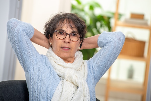 Retrato, de, morena sênior, com, camisola azul