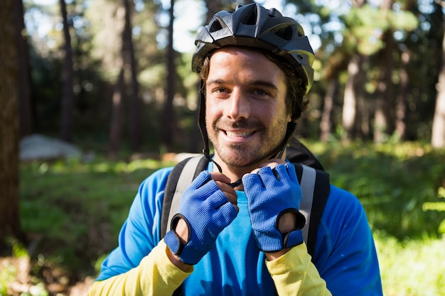 Retrato de motociclista de montanha homem masculino usando capacete de bicicleta