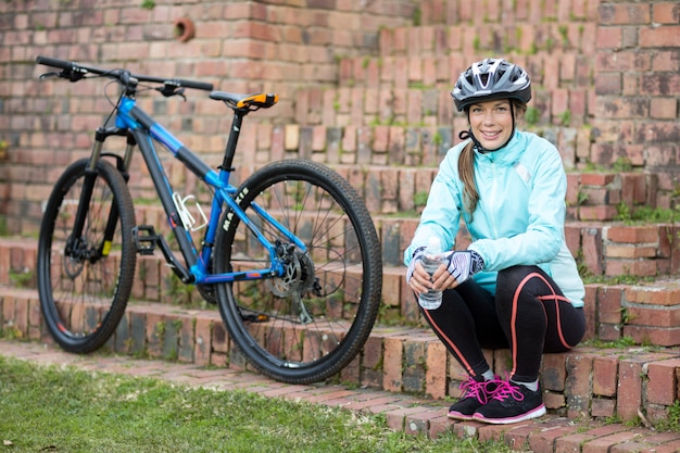 Retrato de motociclista feminino relaxante