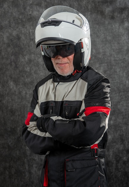 Retrato de motociclista sênior com capacete branco