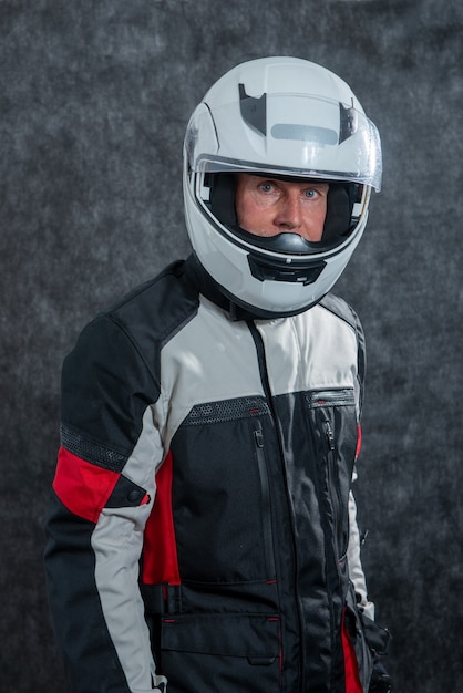 Retrato de motociclista sênior com capacete branco