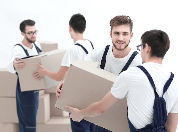 Retrato de motores segurando caixa sorrindo isolado em backgro branco