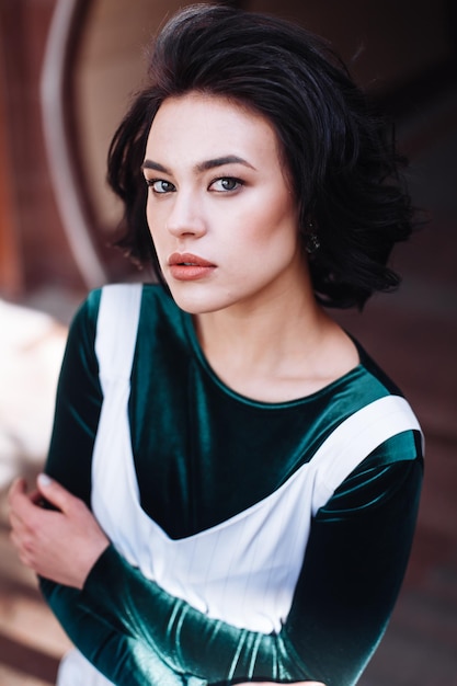 Retrato de mulher à moda de pé ao ar livre