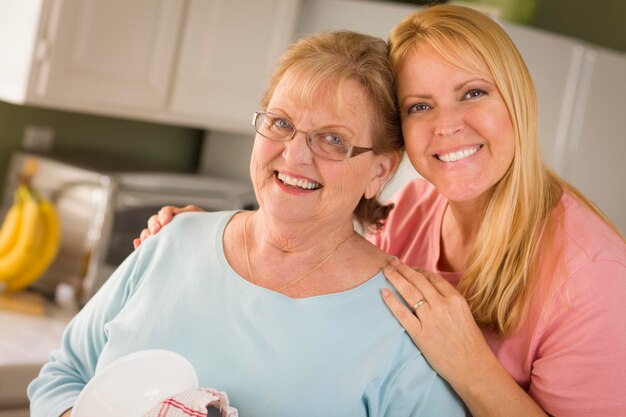 Retrato de mulher adulta e filha jovem na cozinha