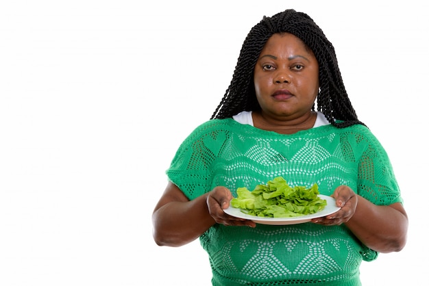 retrato de mulher africana segurando salada
