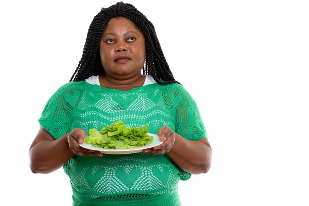 retrato de mulher africana segurando salada