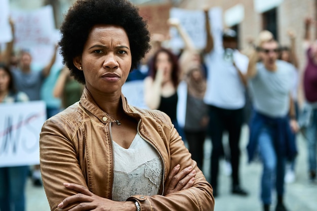 Retrato de mulher afro-americana em pé com os braços cruzados enquanto participava do protesto Black Lives Matter