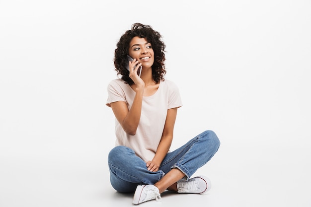 Retrato de mulher afro-americana jovem sorridente