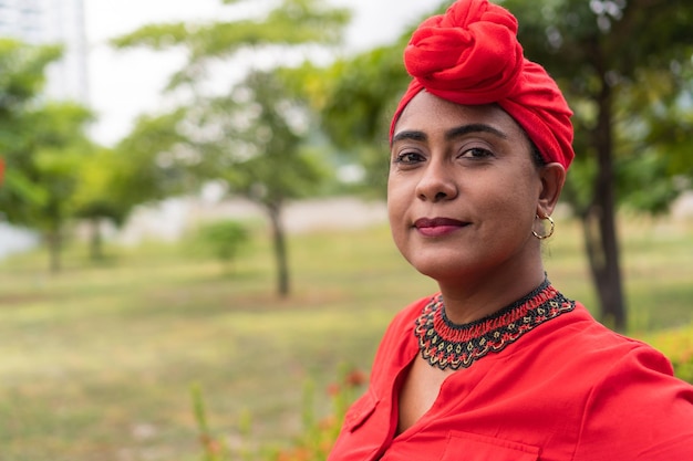 Retrato de mulher afro no parque público