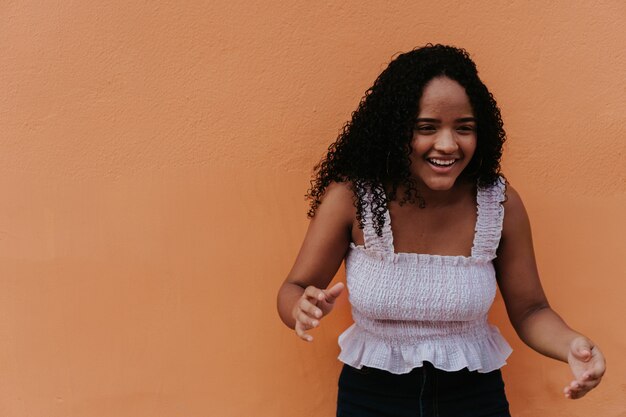 Retrato de mulher afro sorrindo