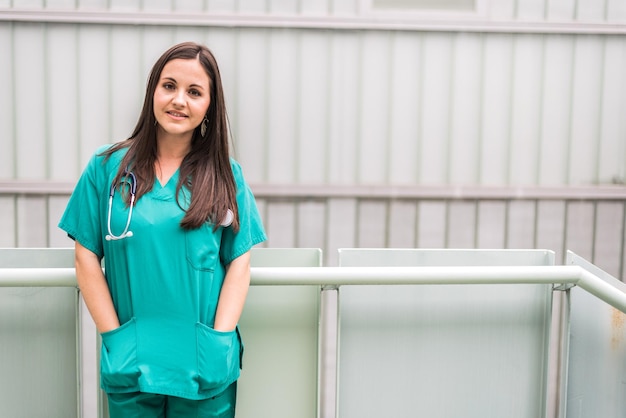 Retrato de mulher alegre médico no hospital