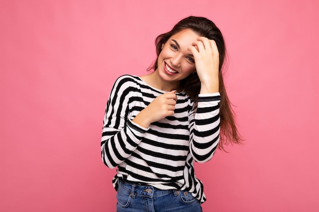 Retrato de mulher alegre positiva na moda em roupas casuais