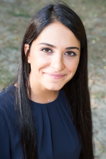 Retrato de mulher ao ar livre linda jovem no verão