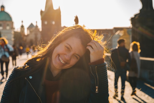 Retrato de mulher ao nascer do sol com cabelo bagunçado por causa do vento