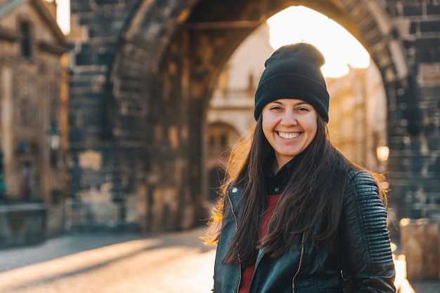 Retrato de mulher ao nascer do sol na ponte charles em praga