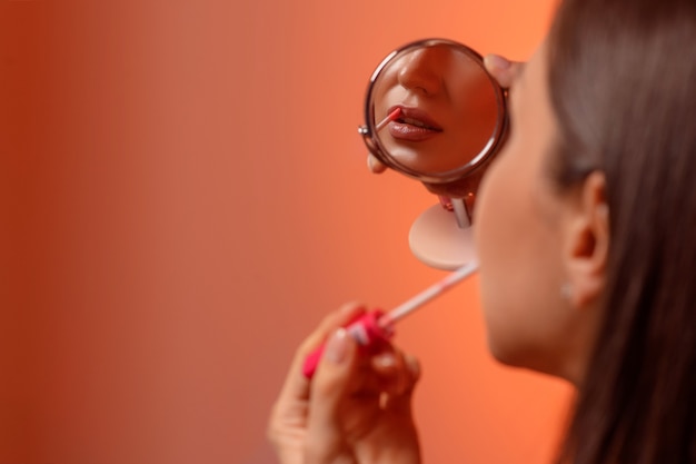 retrato de mulher aplicando maquiagem