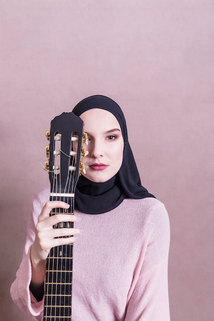 Foto retrato, de, mulher árabe, com, guitarra