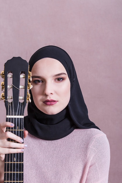 Foto retrato, de, mulher árabe, com, guitarra