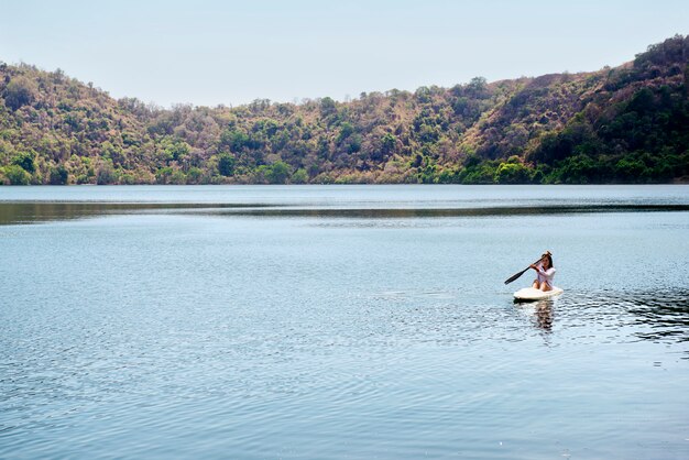 Retrato, de, mulher asian, remar, um, caiaque, ligado, a, lago, em, satonda, ilha