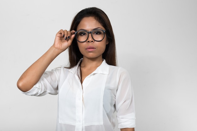 Retrato de mulher asiática com óculos, olhando para a câmera