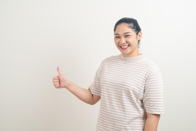 retrato de mulher asiática com polegar para cima fundo branco