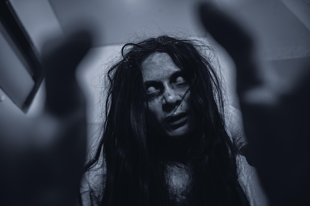 Retrato de mulher asiática compõe fantasmacena de terror assustadora para fundoconceito de festival de halloween poster de filmes fantasma espírito raivoso no apartamento