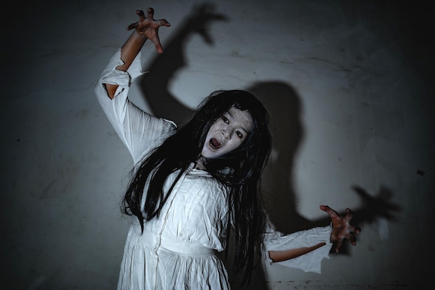 Retrato de mulher asiática compõe fantasmaCena de terror assustadora para fundoconceito de festival de HalloweenCartaz de filmes fantasma