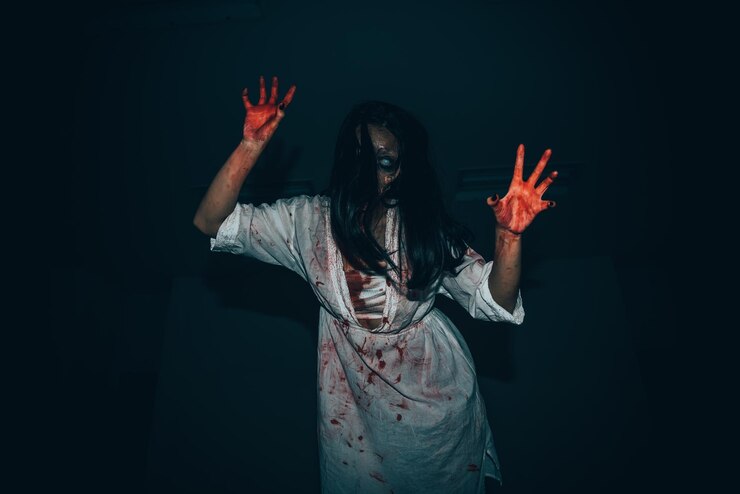 Retrato de mulher asiática compõem rosto fantasma com sangueCena de terrorFundo assustadorPôster de HalloweenPovos da Tailândia