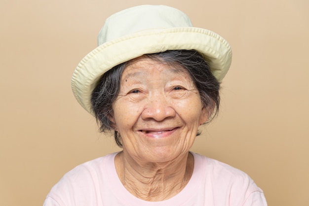 Foto retrato de mulher asiática do sudeste sênior de felicidade.