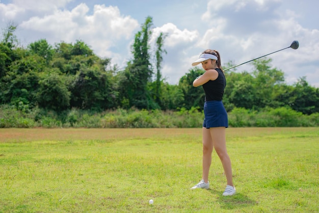 Retrato de mulher asiática golfista segurando madeira de golfe no clube de campoConceito de mulher feliz