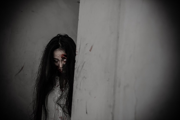 Retrato de mulher asiática maquiagem rosto de fantasmacena de terrorfundo assustadorcartaz de halloween