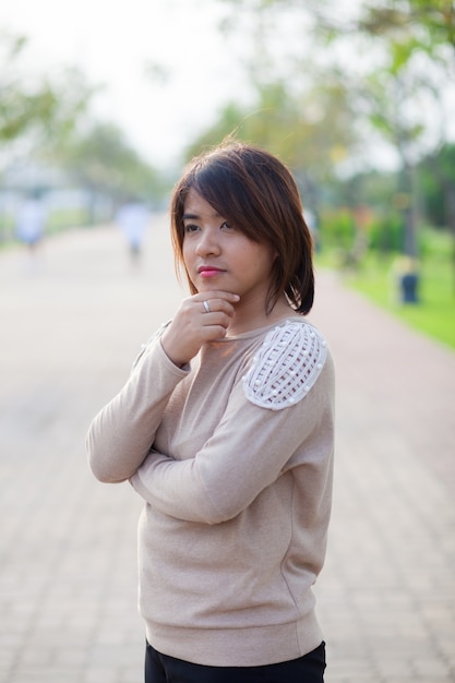 Retrato de mulher asiática no parque.