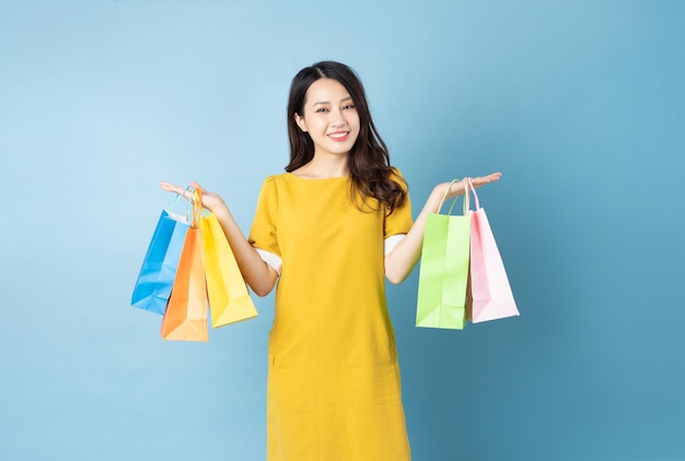 Retrato de mulher asiática precisando de uma sacola de compras