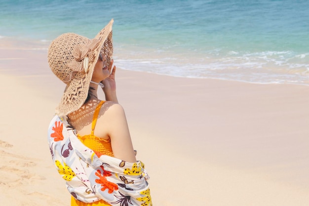 Retrato de mulher asiática sorridente feliz na praia em uma linda menina bonita asiática em casual olhando para longe e sorrindo rindo A praia linda no céu brilhante