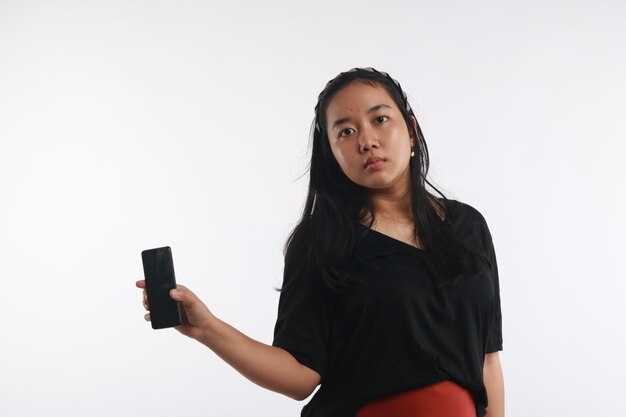 retrato de mulher asiática usando smartphone em fundo branco