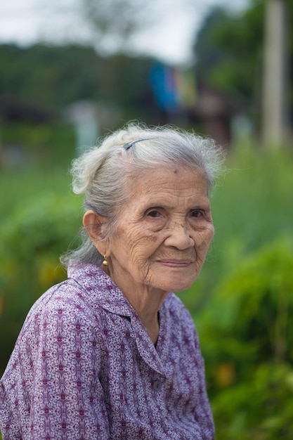 Foto retrato de mulher asiática velha