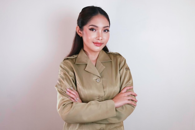 Retrato de mulher asiática vestindo uniforme marrom sorrindo para a câmera uniforme de funcionários do governo indonésio