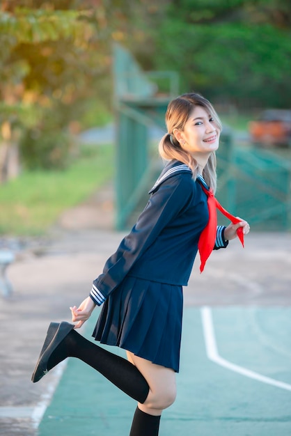 Retrato de mulher asiática vestindo vestido de estudante estilo japãoPessoas da tailândia Garota bonita posando para tirar uma fotoEstilo de vida da mulher moderna