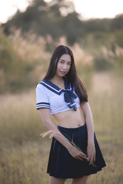 Retrato de mulher asiática vestindo vestido de estudante estilo japãoPessoas da tailândia Garota bonita posando para tirar uma fotoEstilo de vida da mulher moderna