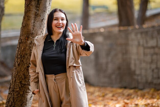 Retrato de mulher atraente e elegante na temporada de outono com trenchcoat Sign e cinco dicas cpncept wi