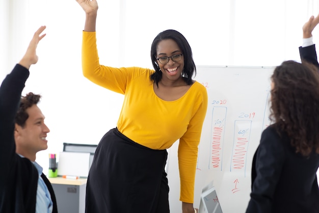 Retrato de mulher atraente jovem negócios afro-americano em pé. Conceito de liderança corporativa de negócios