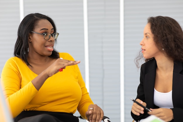 Retrato de mulher atraente jovem negócios afro-americano em pé. Conceito de liderança corporativa de negócios