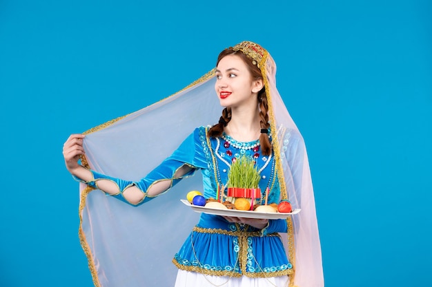 Foto retrato de mulher azeri em vestido tradicional com dançarina de parede azul xonca primavera étnica